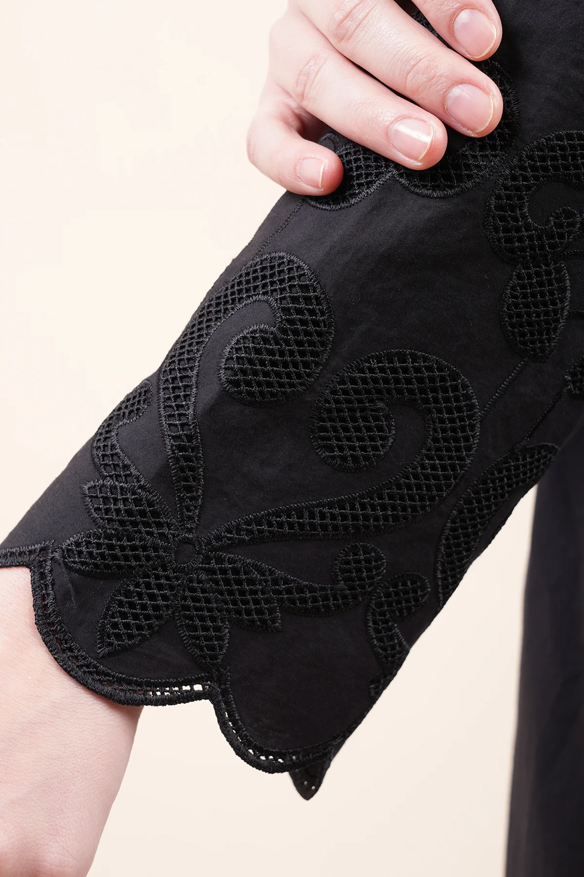 Leora Embroidery Jubah - Image 3