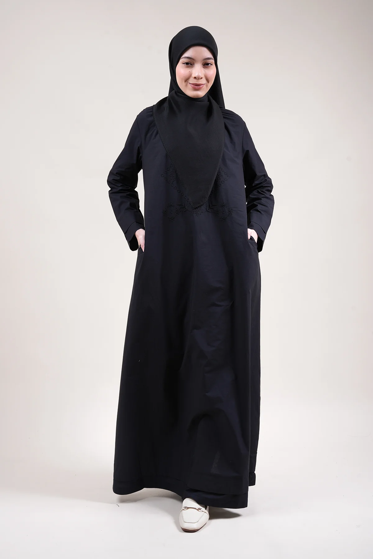 Neera Embroidery Jubah - Image 10