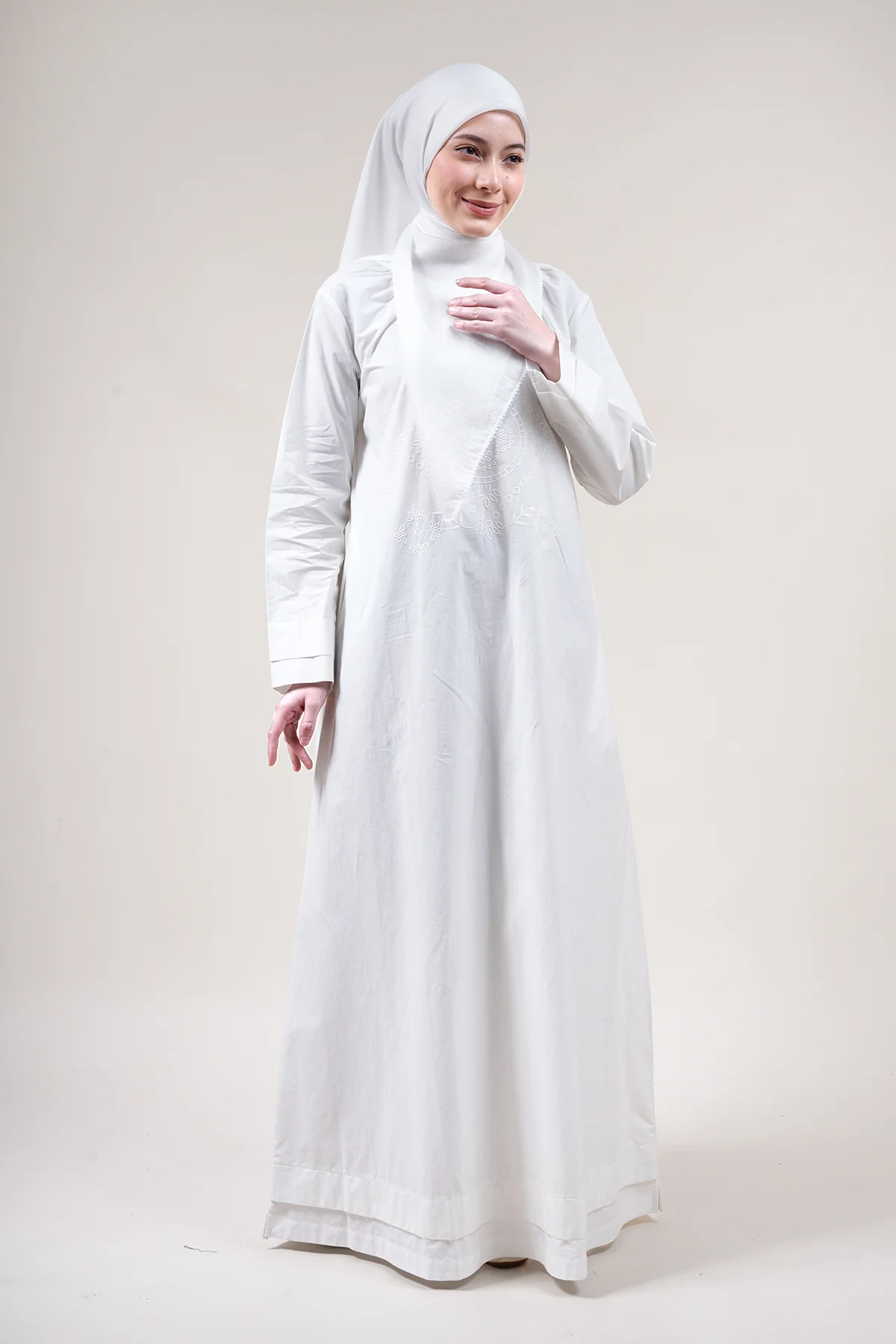Neera Embroidery Jubah - Image 3