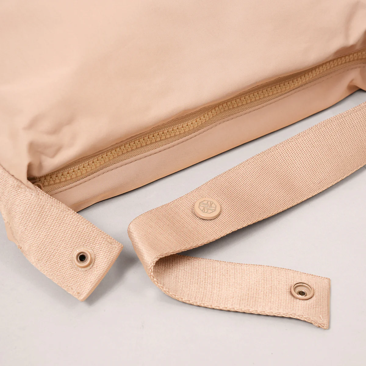 Noa Pouch Bag - Image 11